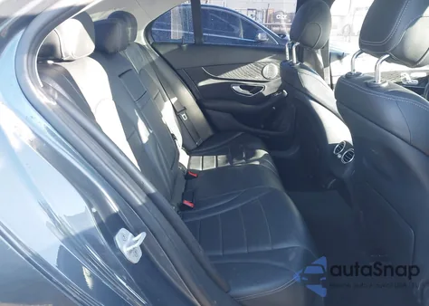 2016 Mercedes-Benz C 300 z USA, uszkodzony, nr VIN 55SWF4JB3GU144457